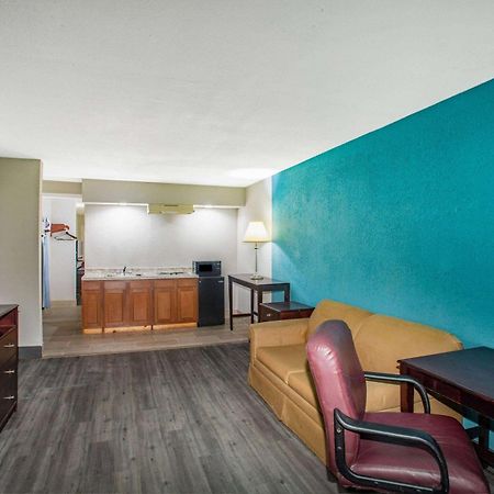 Days Inn By Wyndham Mobile I-65 Exterior photo