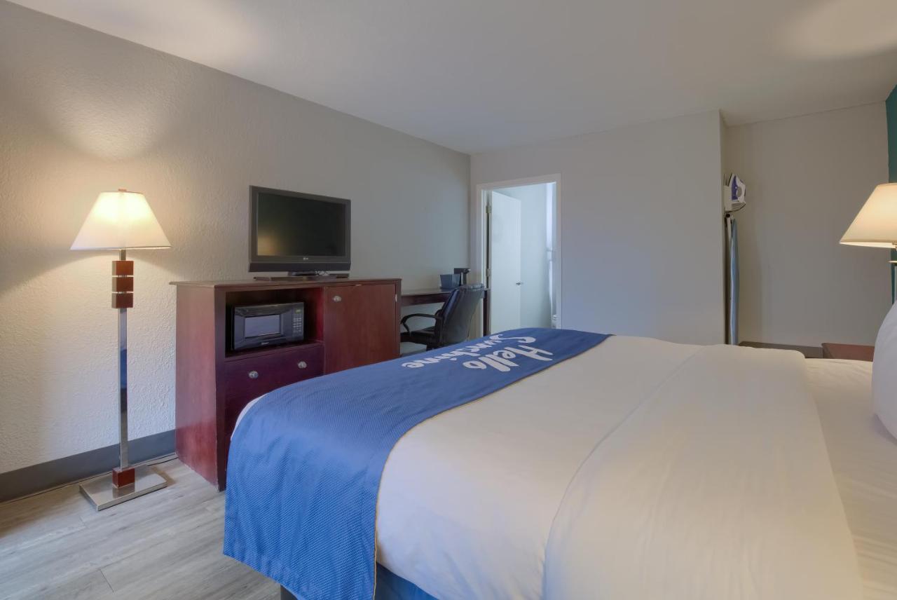 Days Inn By Wyndham Mobile I-65 Exterior photo