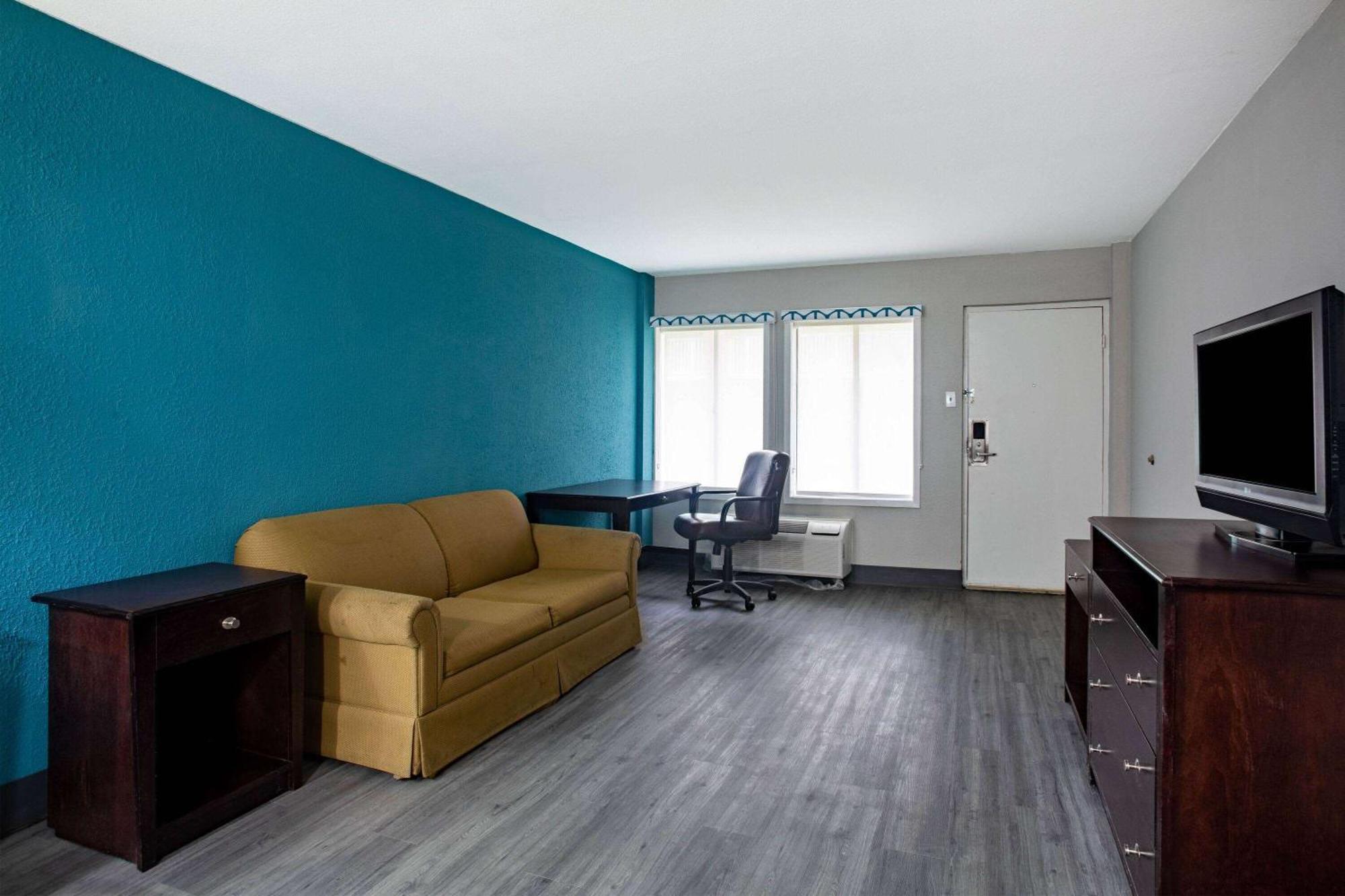 Days Inn By Wyndham Mobile I-65 Exterior photo