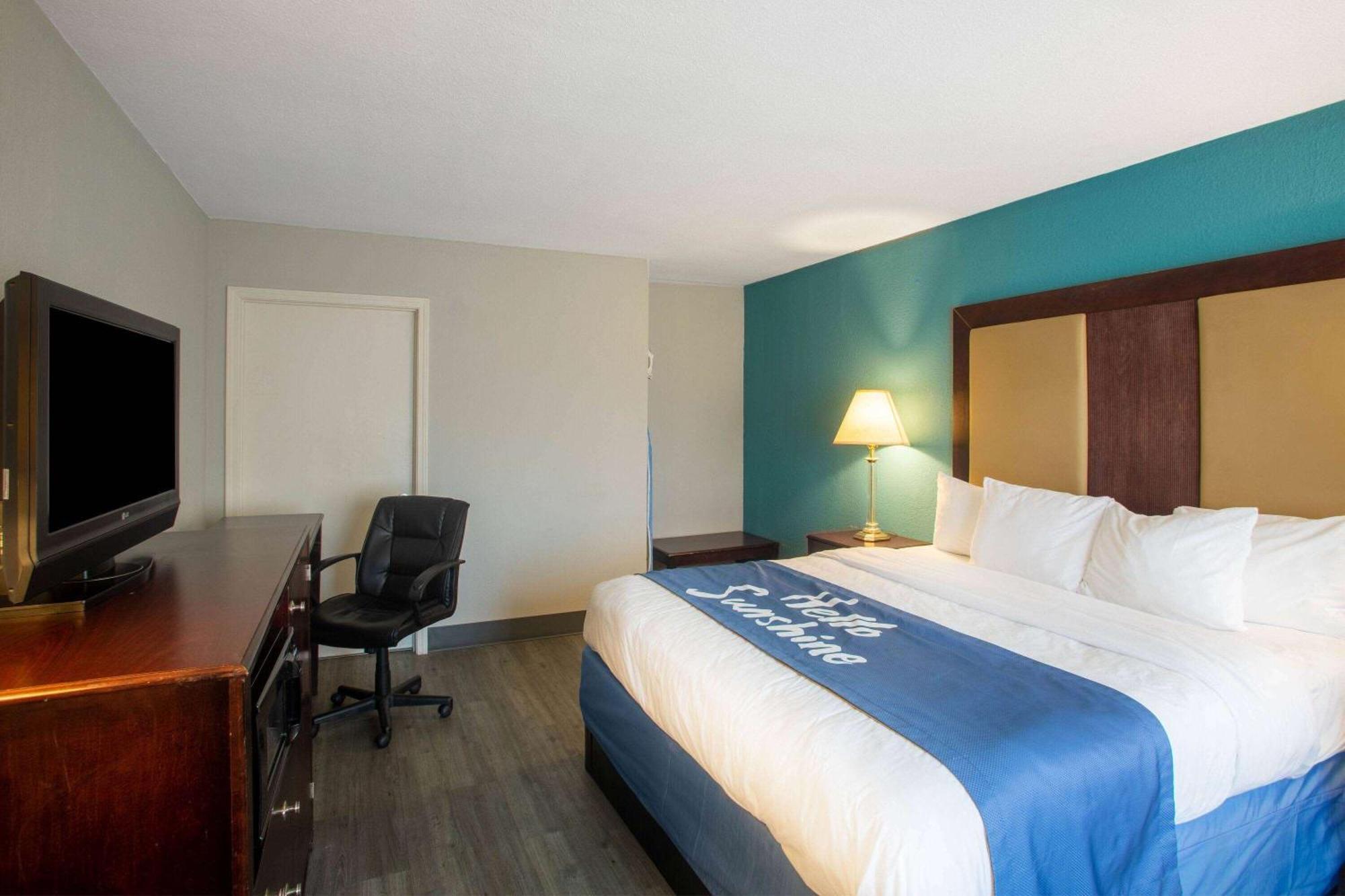 Days Inn By Wyndham Mobile I-65 Exterior photo