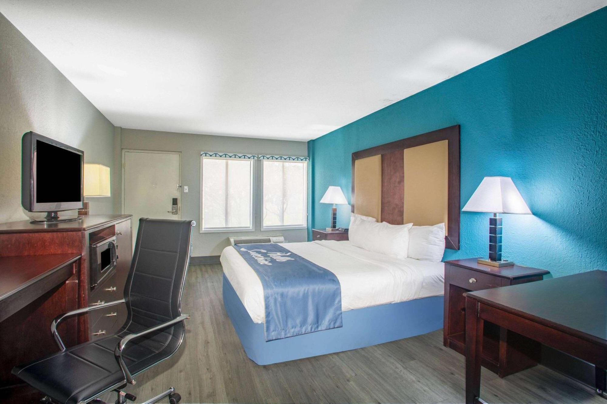 Days Inn By Wyndham Mobile I-65 Exterior photo