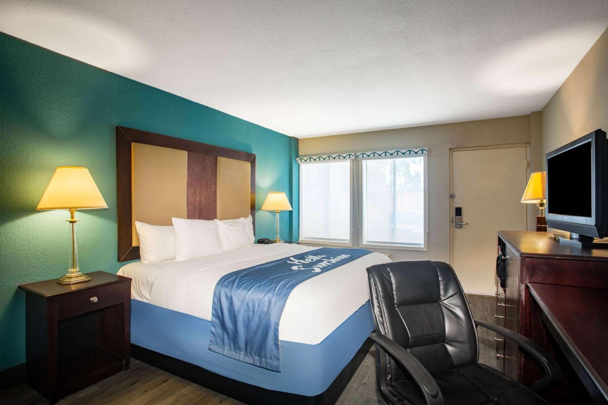 Days Inn By Wyndham Mobile I-65 Exterior photo